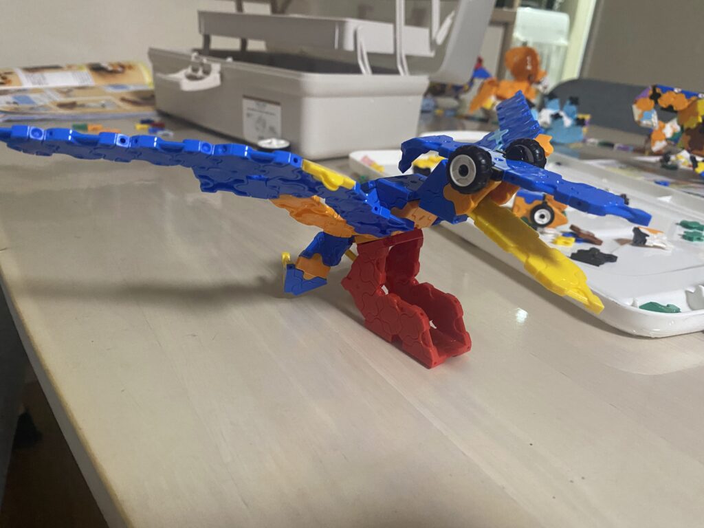 LaQで作った翼を大きく広げたプテラノドンの作品