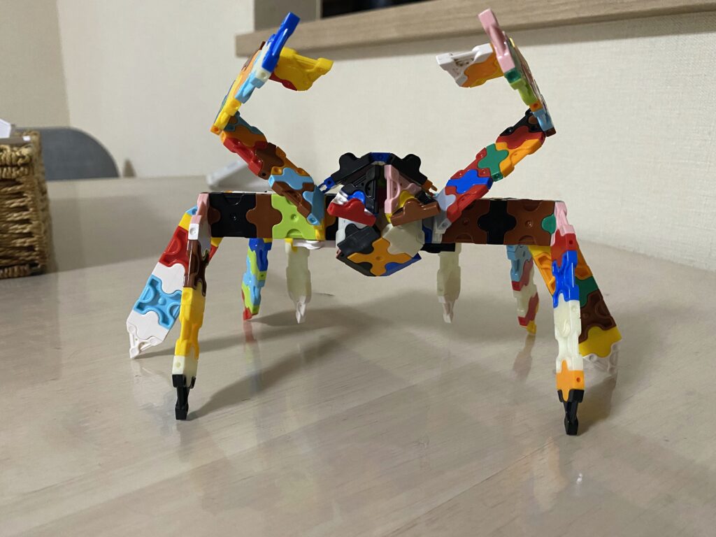 たくさんのLaQピースを使って作った大きなカニの作品