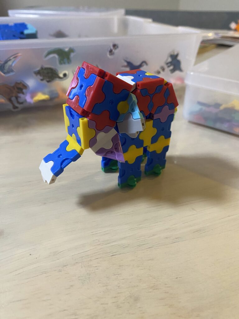 5歳の子どもがLaQで作ったカラフルなゾウ