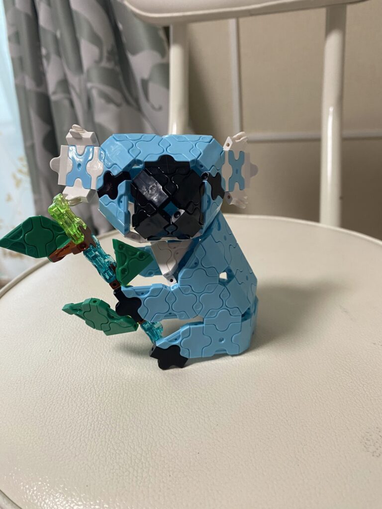 5歳の子どもがLaQで作った枝を持つコアラ