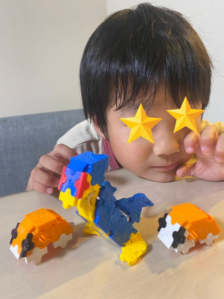 5歳の子どもが作ったLaQ作品を並べている様子