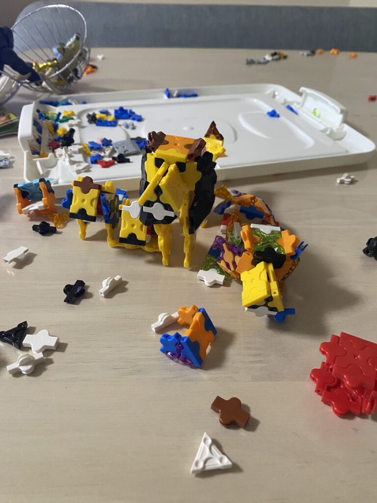 5歳の子どもがLaQで作った動物作品と一緒に笑顔で写る様子