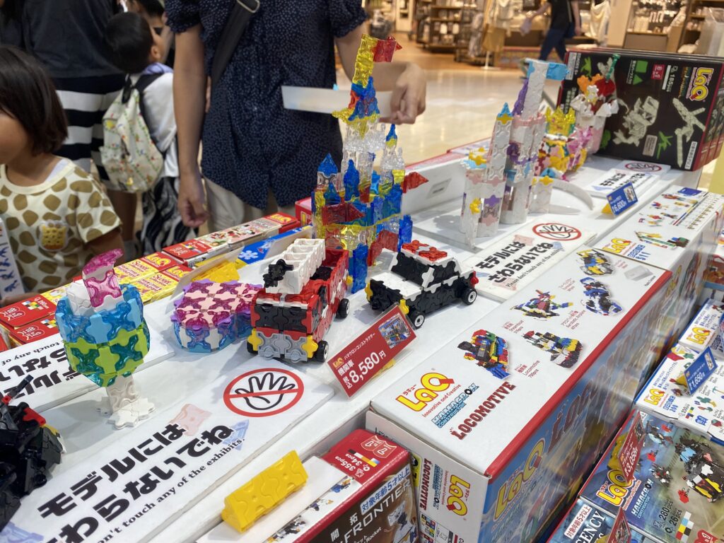 LaQのお城などの作品と商品が並ぶ販売コーナー