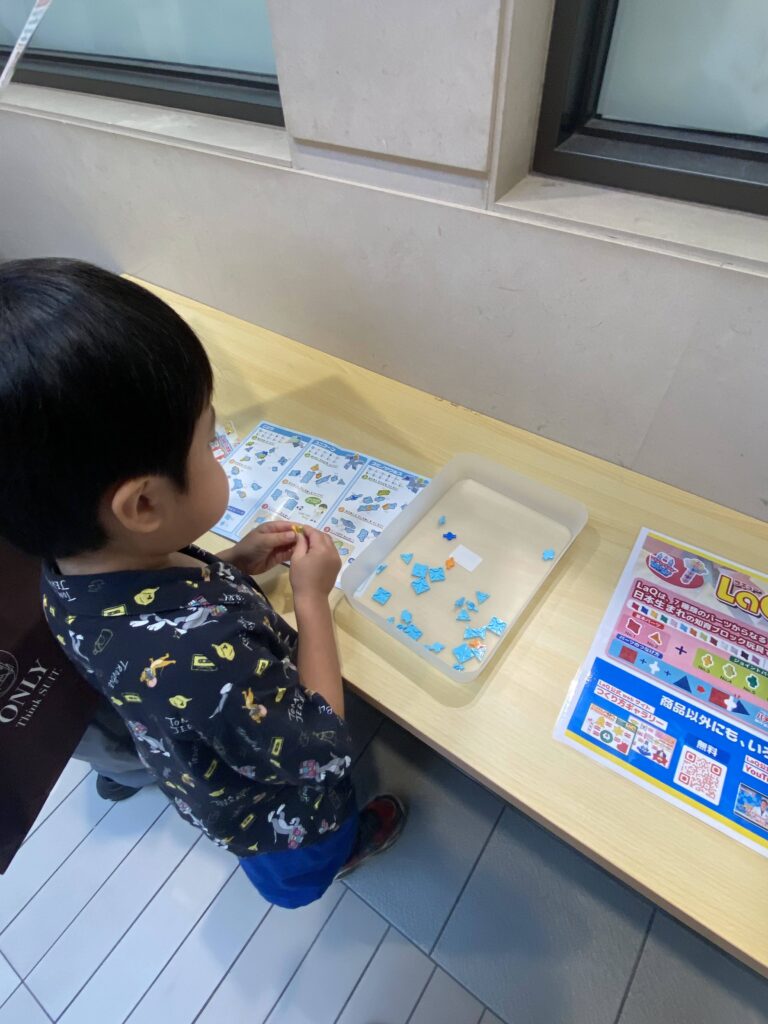 流山おおたかの森のLaQイベントで作品作りを楽しむ息子