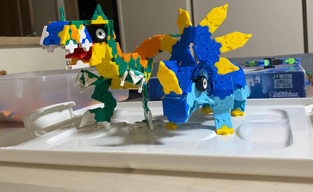 5歳の子どもがLaQで作ったカルノサウルスとトリケラトプス