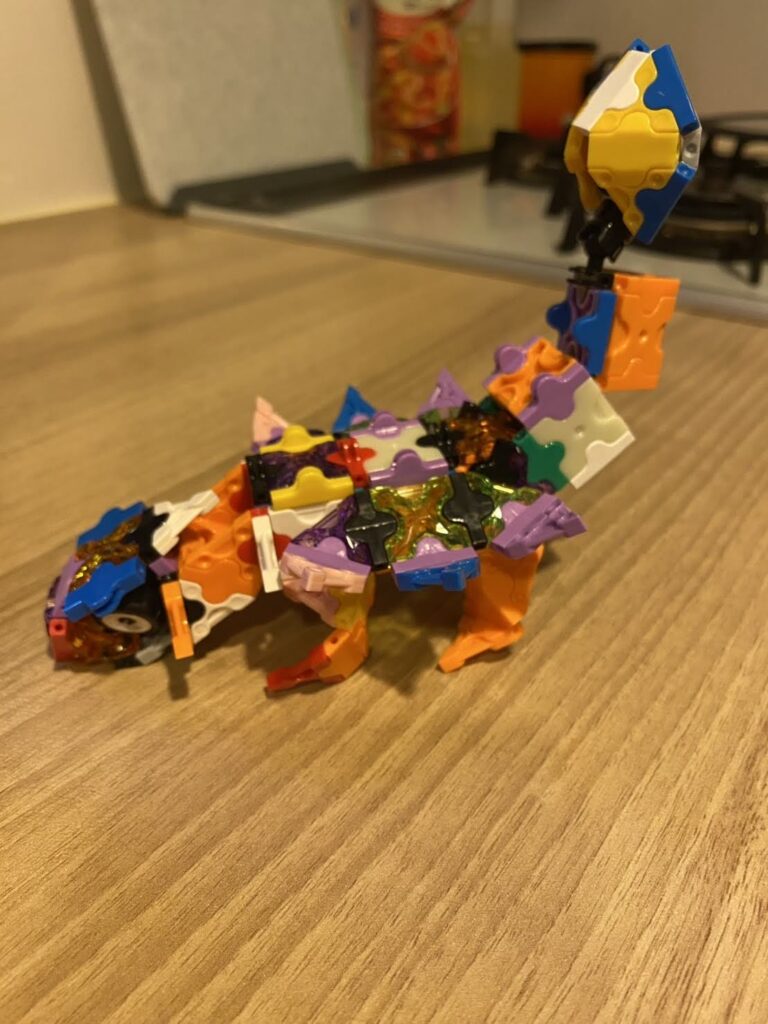 5歳の子どもが自由な発想で作ったカラフルなLaQ作品