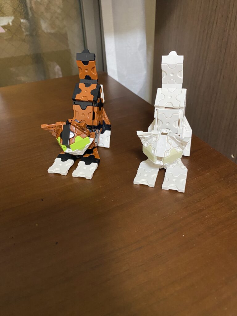 ハカセライムさんが作った茶色いLaQの猫と、それをお手本に息子が作った白いLaQの猫