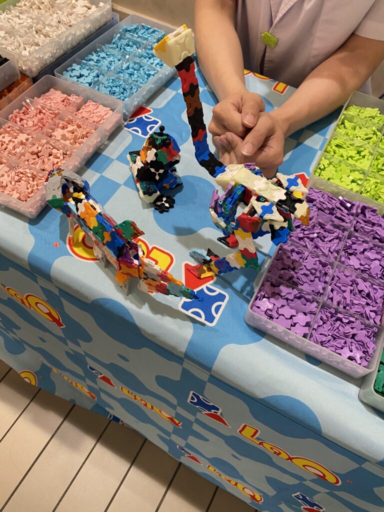流山おおたかの森のLaQイベントで息子が作った作品をハカセライムに見せている様子