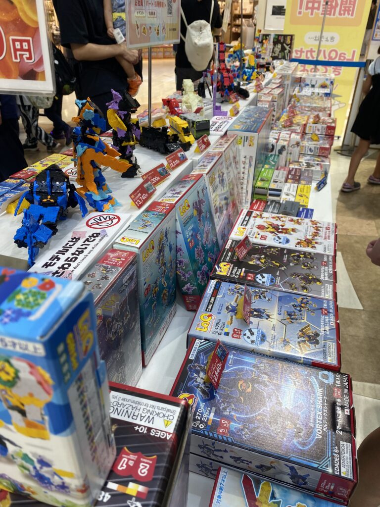 ハカセイエローのLaQイベント会場に並ぶ商品