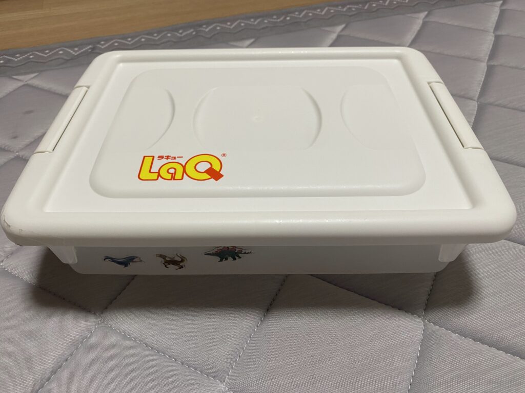 LaQセット付属のBOXにLaQパーツをまとめて収納した様子