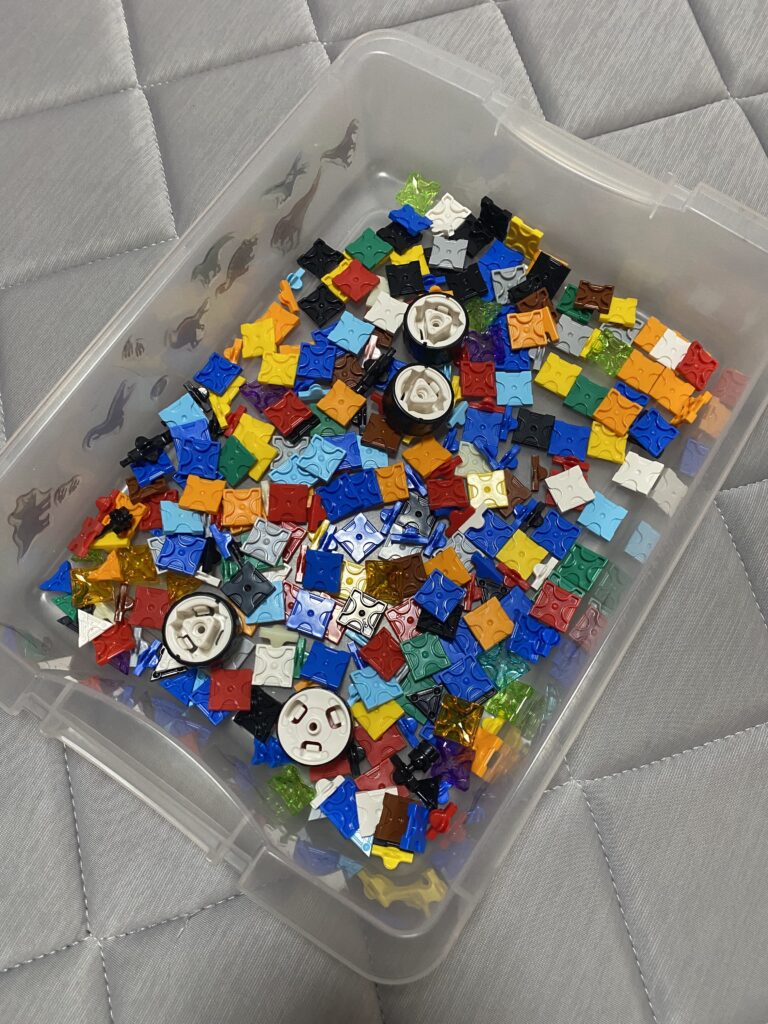 LaQセット付属のBOXにLaQパーツをまとめて収納した様子