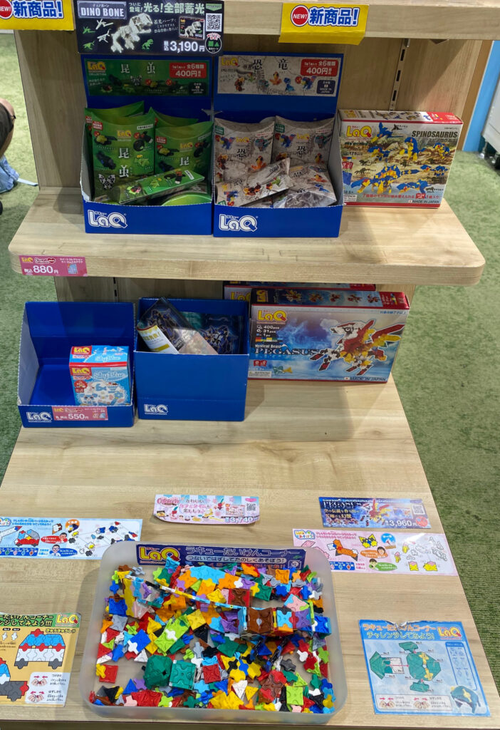 書店のLaQ売り場に設置されたLaQ体験コーナー