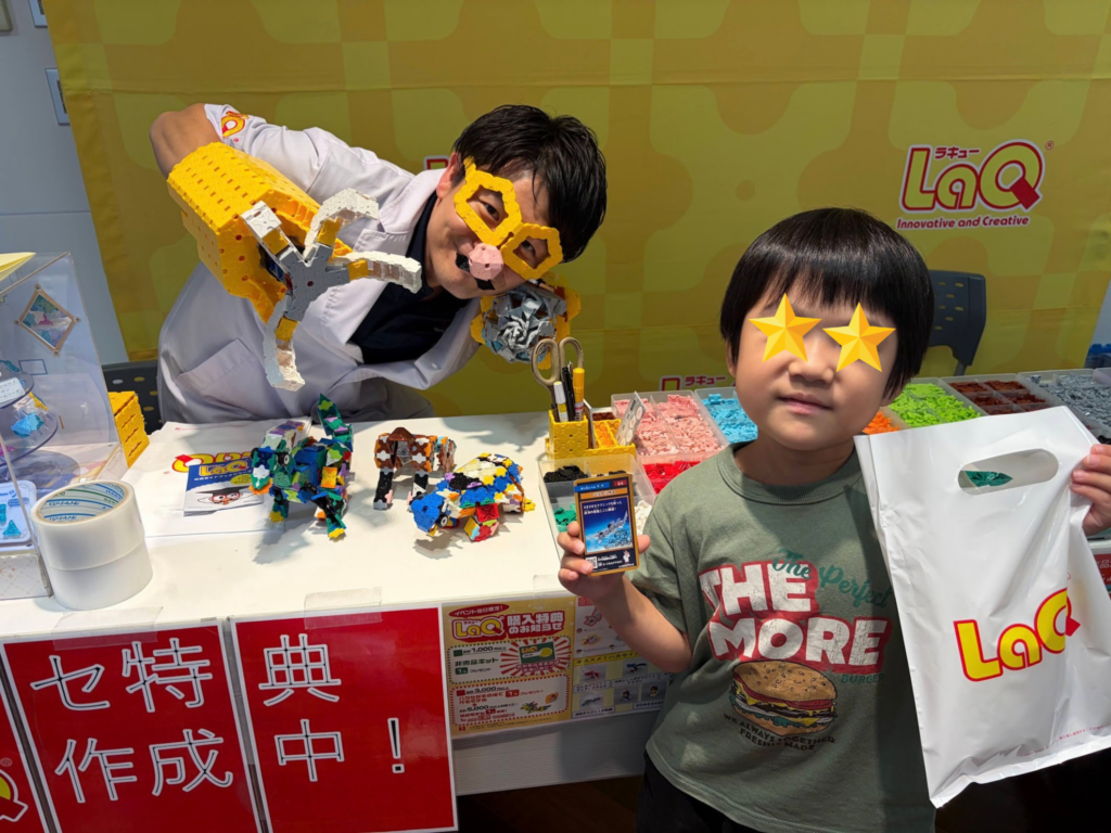 ハカセイエローと自作のLaQ恐竜作品を持って記念撮影