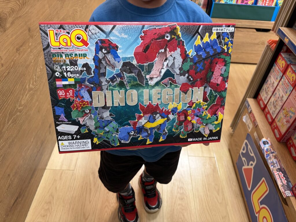 LaQディノレギオンを6歳の誕生日プレゼントに購入する様子