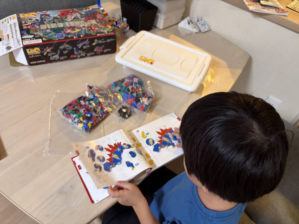 LaQディノレギオンを開封し説明書を見ながら作り始める6歳の息子