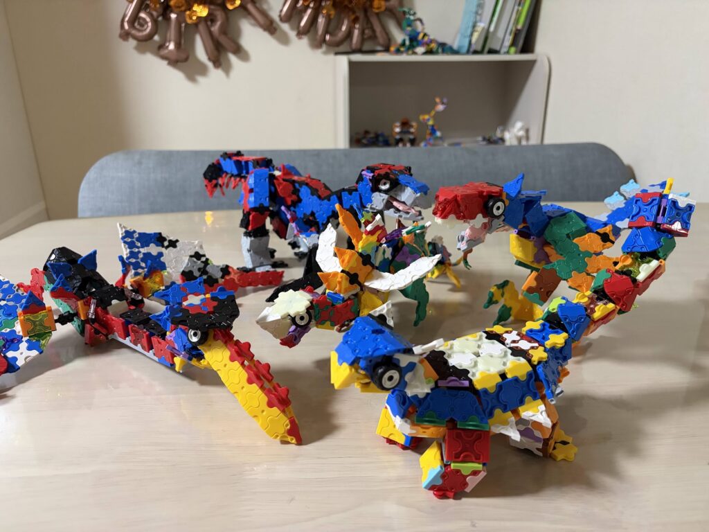 6歳の息子がLaQディノレギオンで作った恐竜作品の集合写真