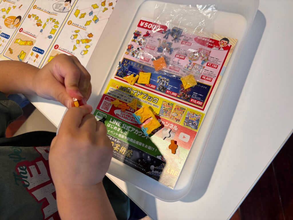 LaQイベントの無料体験で作品を作る息子