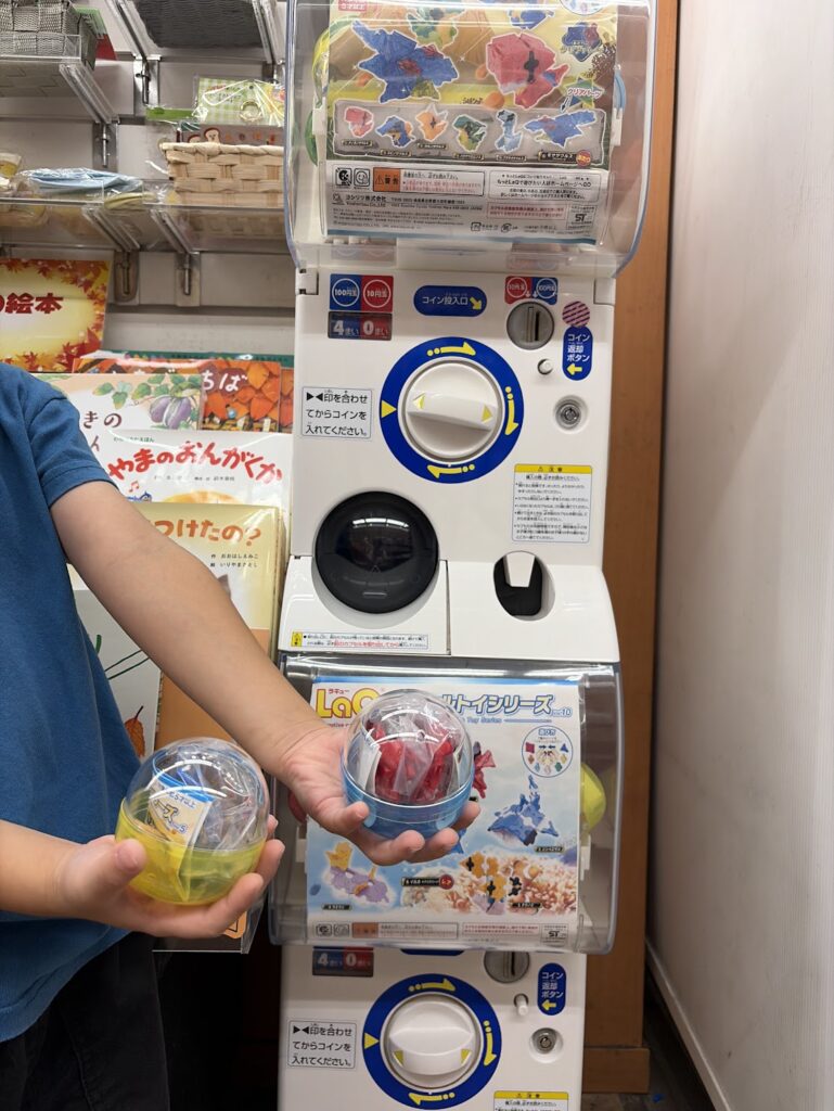 5歳の息子がLaQカプセルトイで出た2個のカプセルを持っている様子