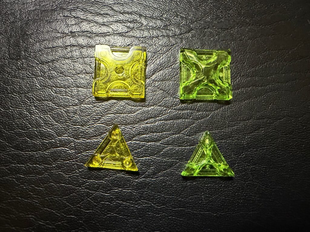 LaQのクリアパーツとジュエルパーツを並べた比較
