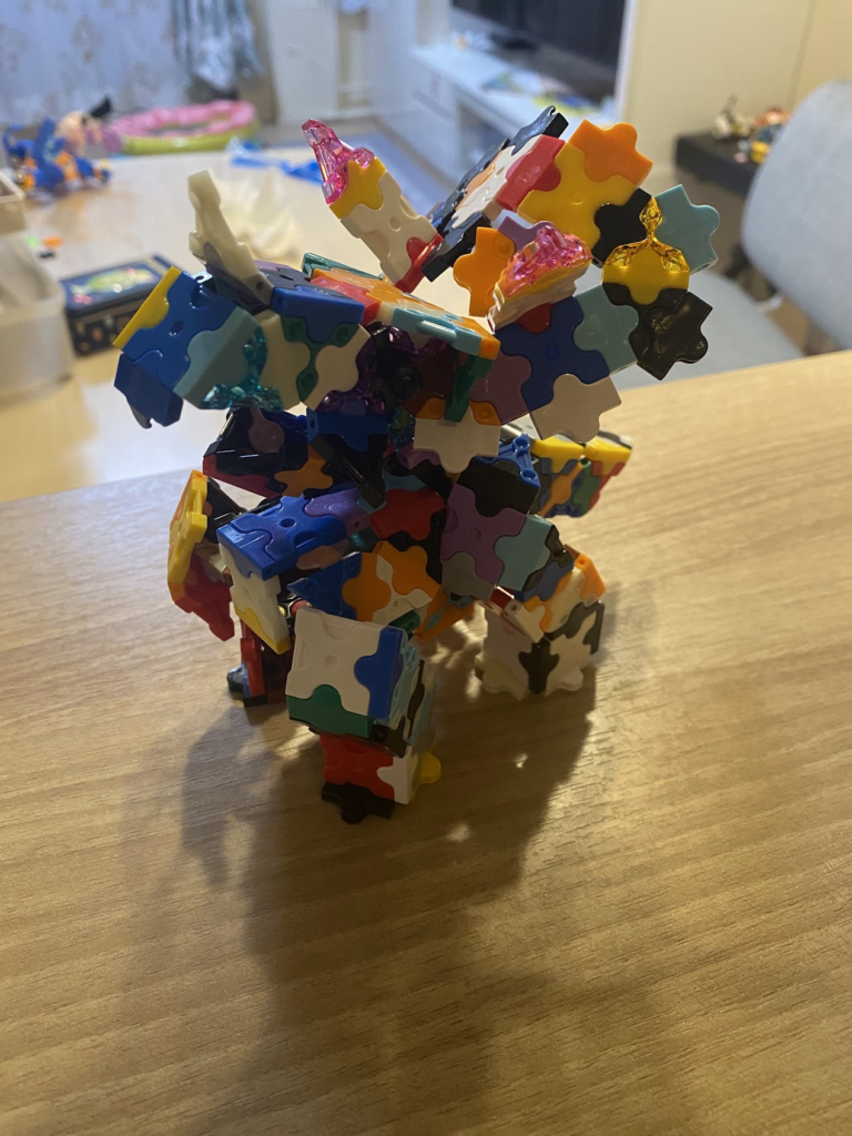 5歳の息子がLaQで作ったカラフルなトリケラトプス