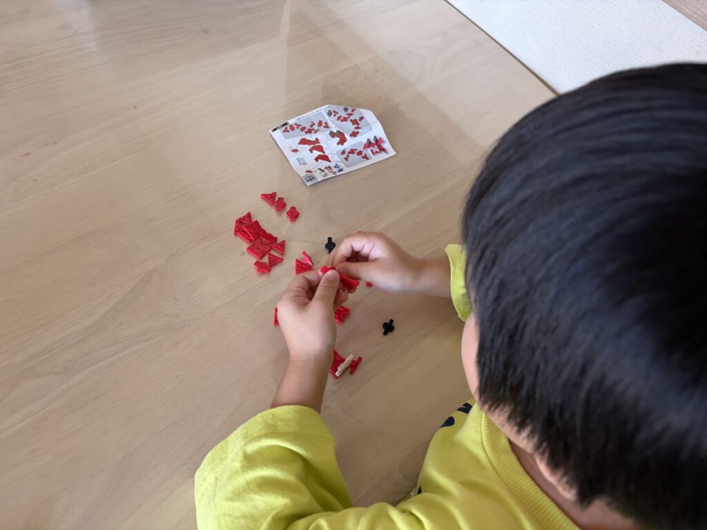 5歳の息子がLaQカプセルトイのカニを一人で組み立てている様子