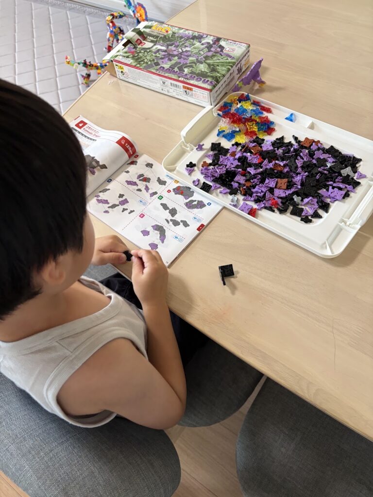 LaQ ANIMAL WORLD DANGEROUSを自宅で作る5歳の息子