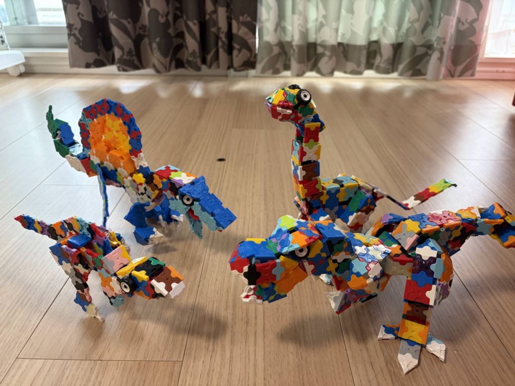 5歳の息子がLaQで作ったカラフルな恐竜作品
