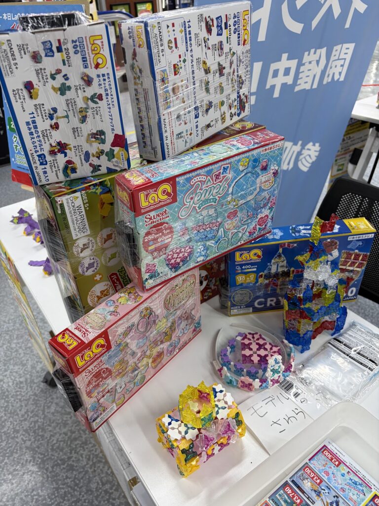 LaQイベント会場に並ぶ商品とLaQ作品