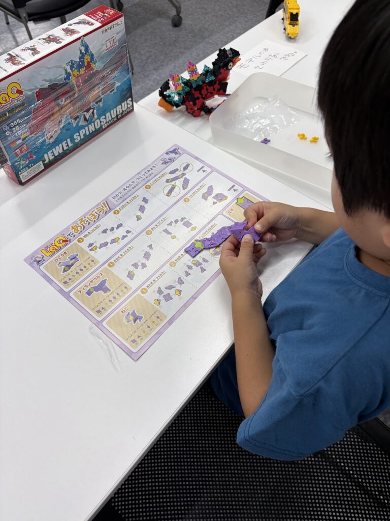 LaQ無料体験で作品を作る5歳の息子