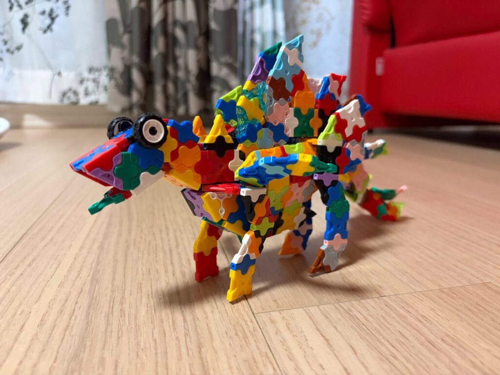 5歳の息子がLaQで作った大きな立体の恐竜作品