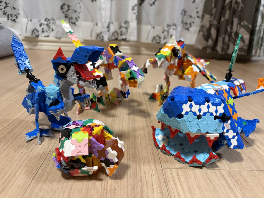 5歳の息子が作ったLaQの大きな恐竜や海の生き物