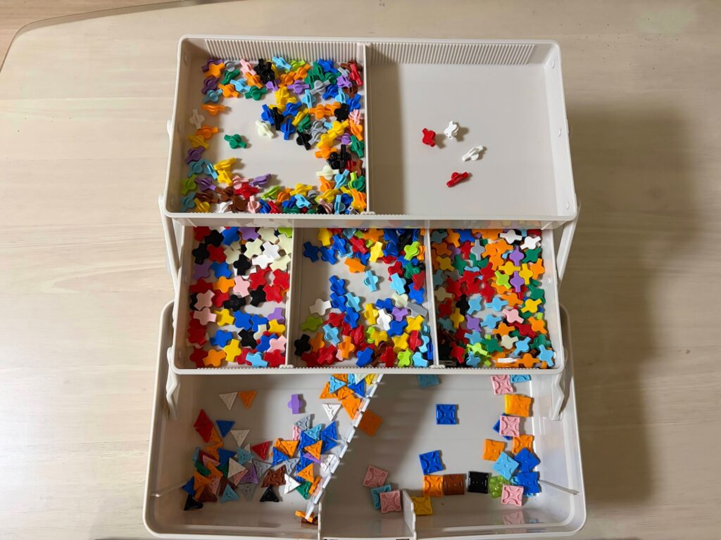 種類ごとにLaQパーツを分けて収納している収納BOX